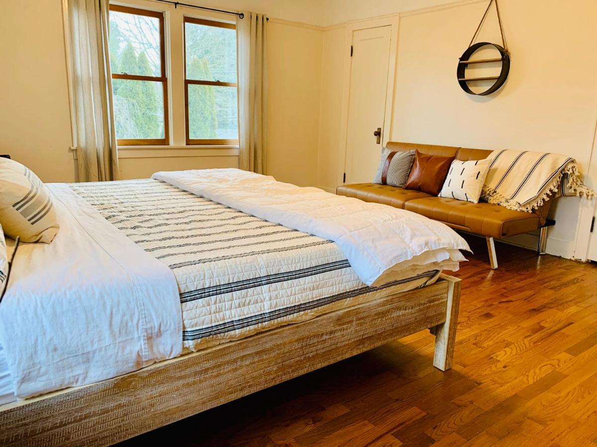 Riverpath Inn Юджийн Екстериор снимка
