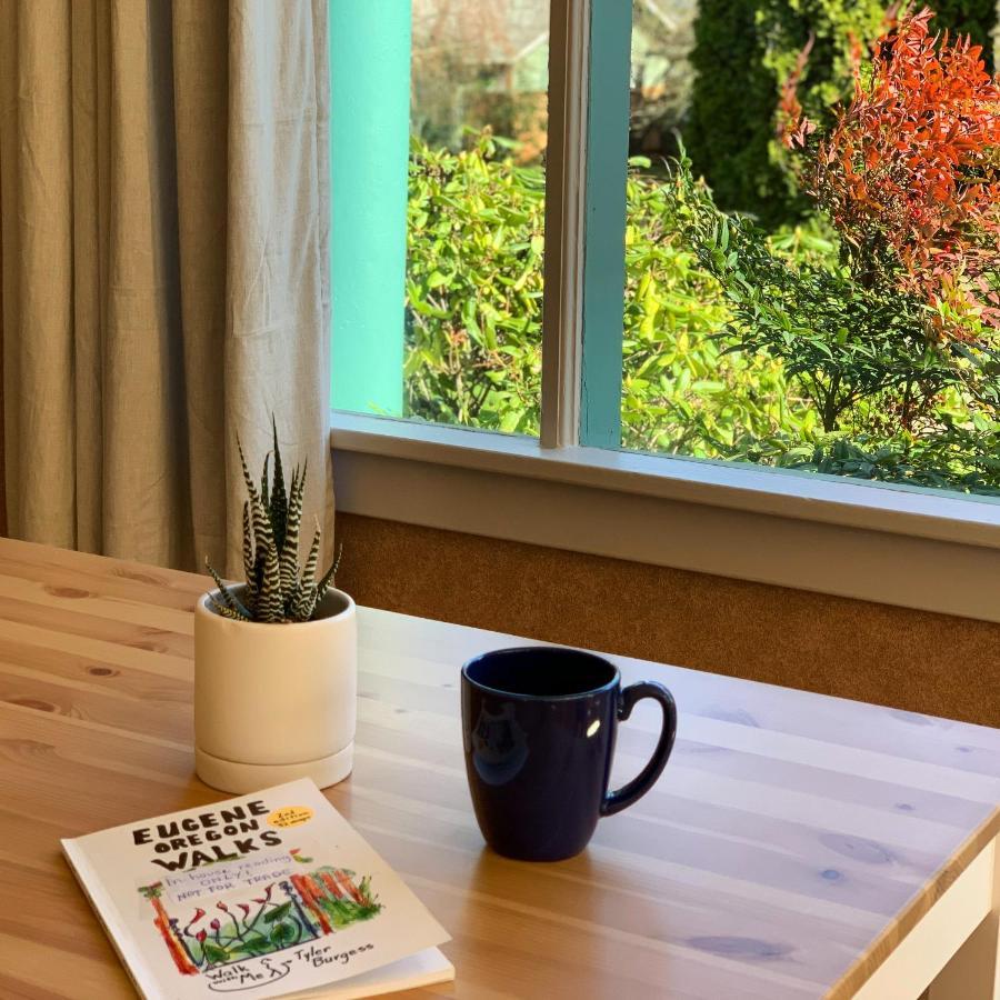 Riverpath Inn Юджийн Екстериор снимка