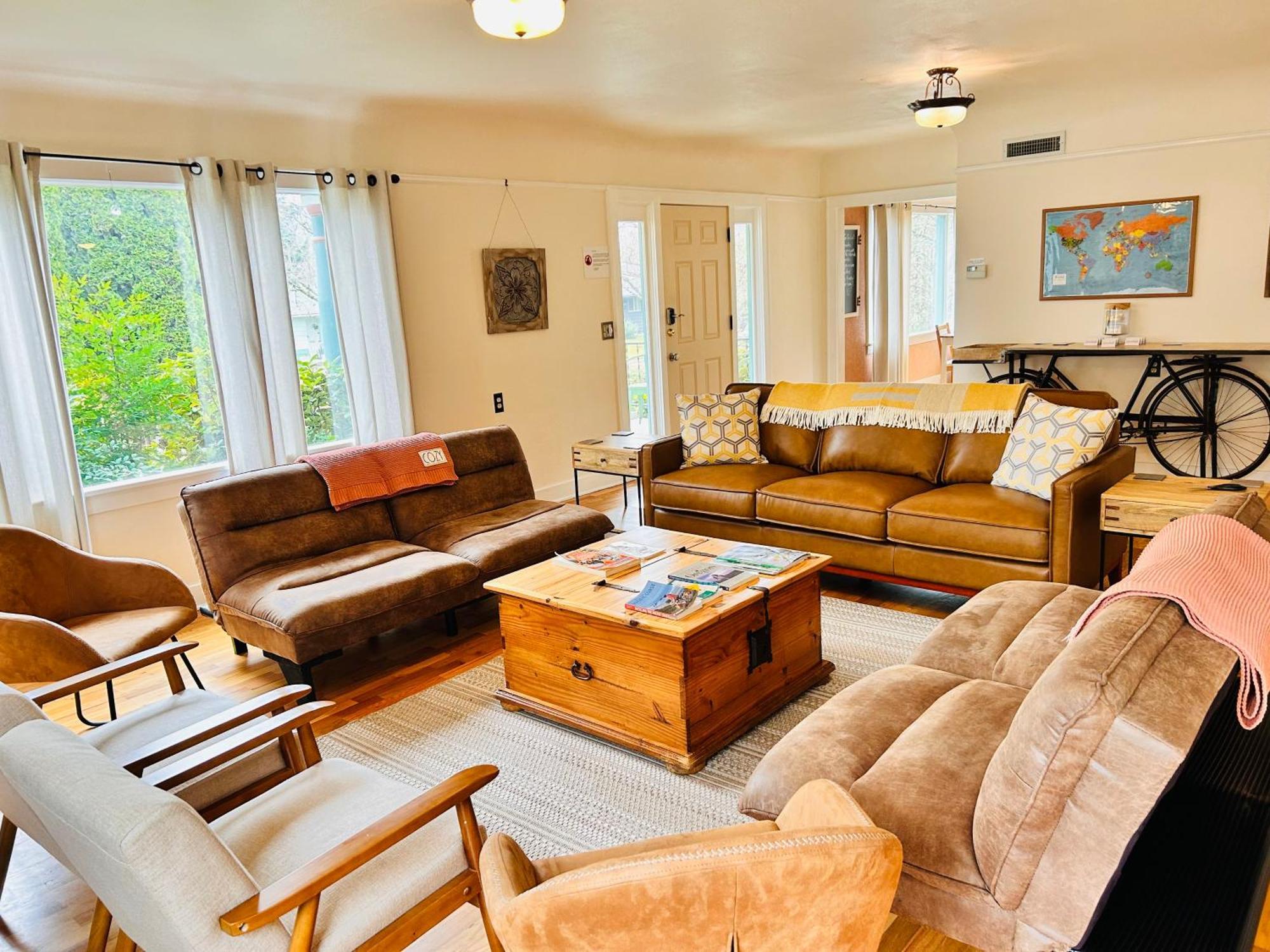 Riverpath Inn Юджийн Екстериор снимка