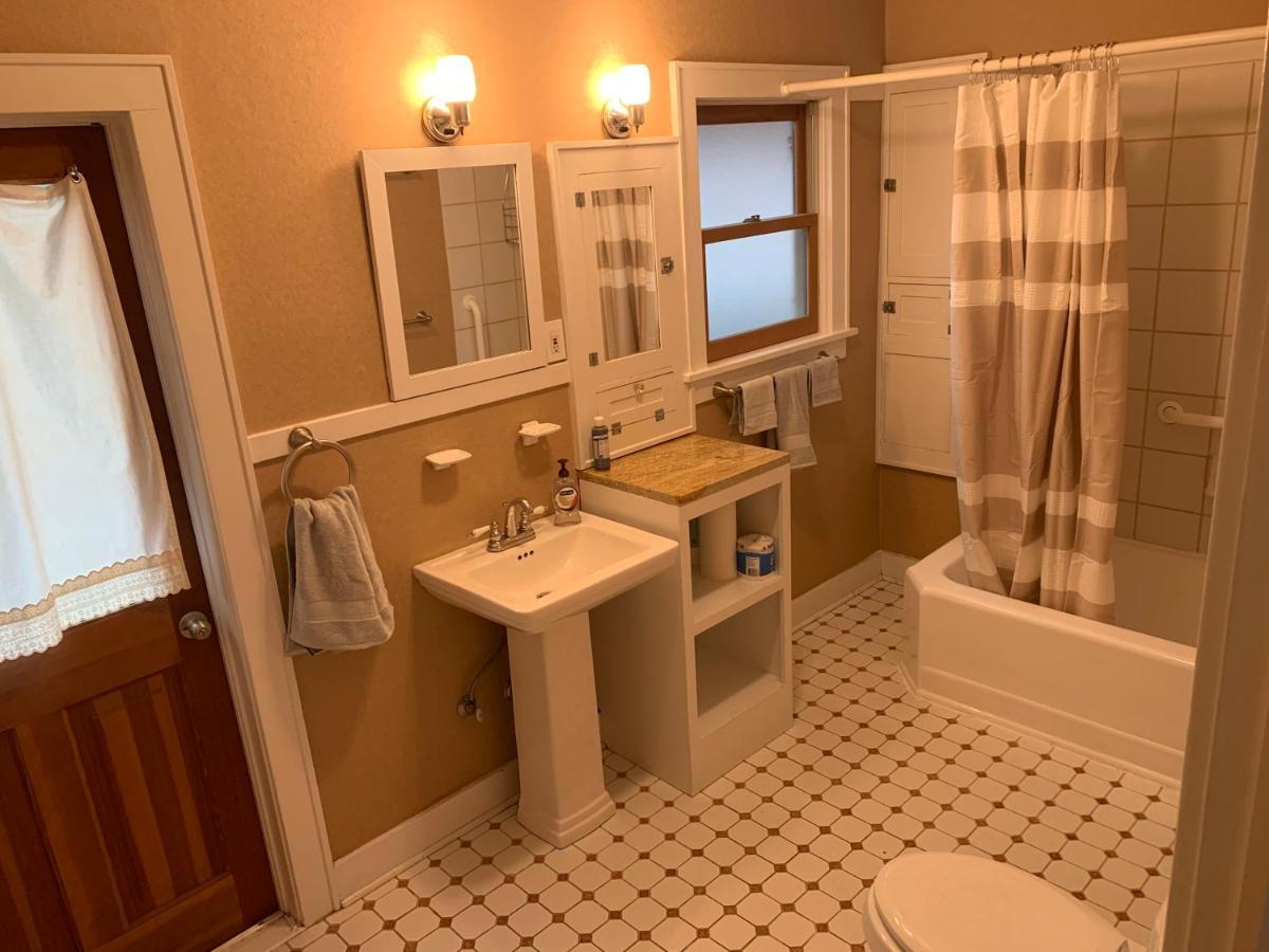 Riverpath Inn Юджийн Екстериор снимка