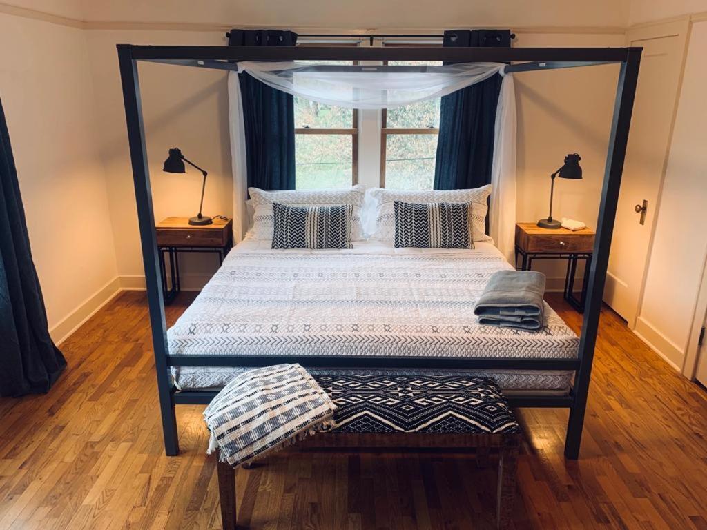 Riverpath Inn Юджийн Екстериор снимка