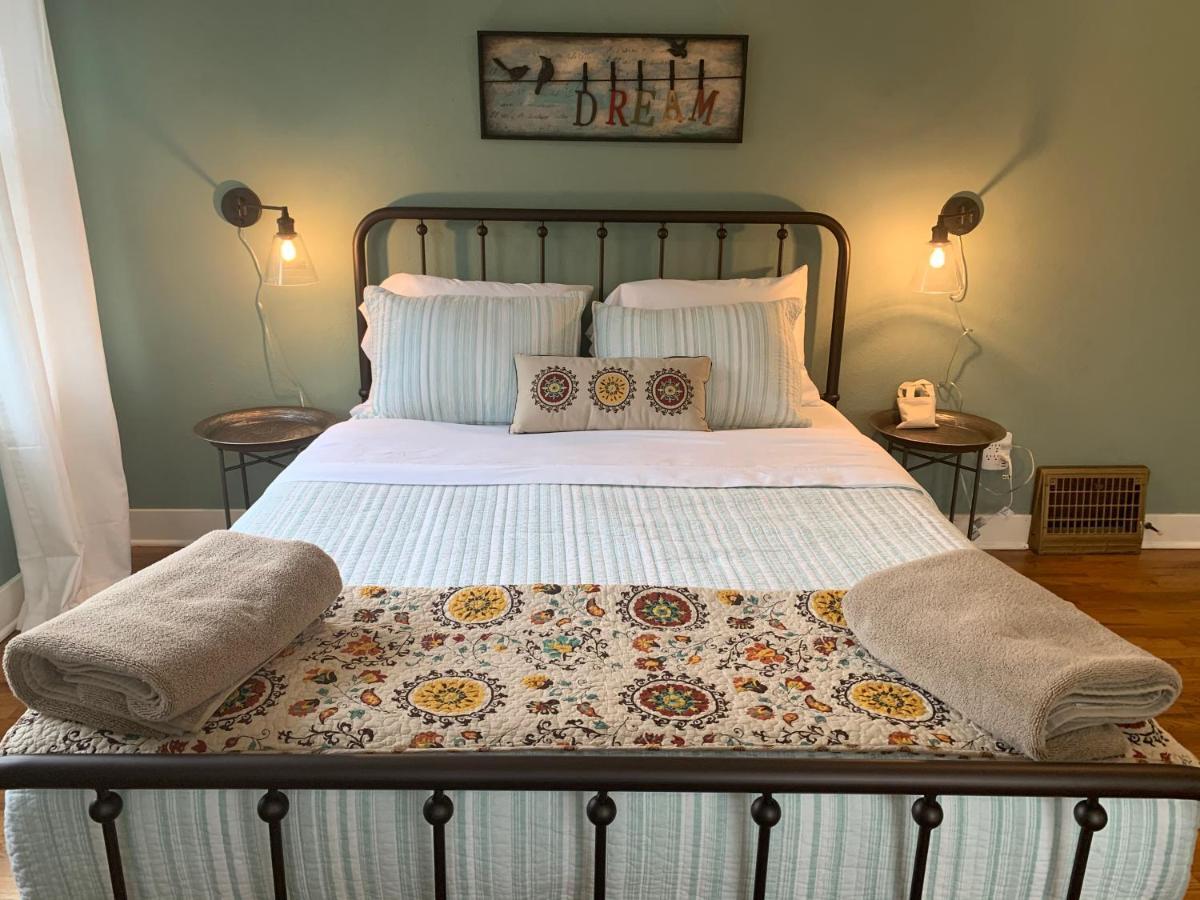 Riverpath Inn Юджийн Екстериор снимка