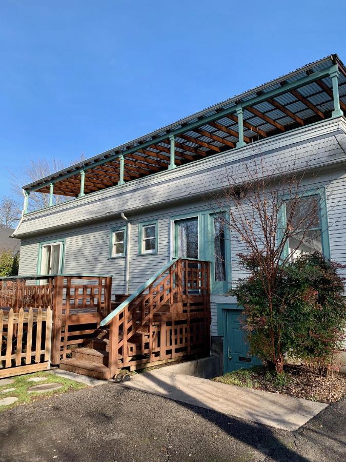Riverpath Inn Юджийн Екстериор снимка