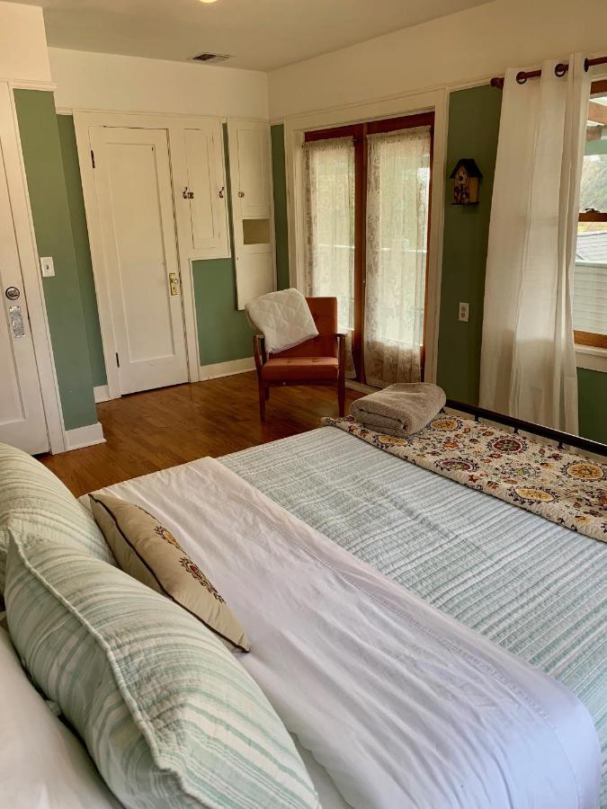 Riverpath Inn Юджийн Екстериор снимка