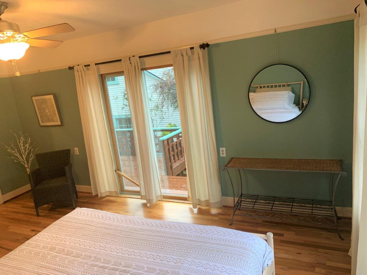 Riverpath Inn Юджийн Екстериор снимка